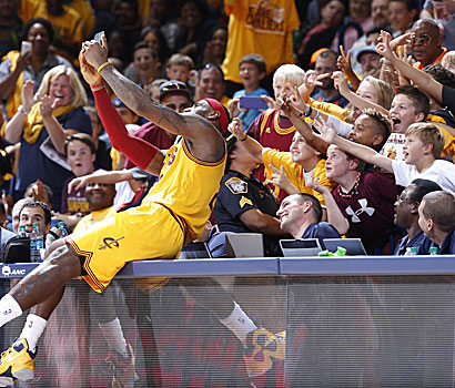 LeBron James ist der Star der NBA und sehr beliebt nei den Fans.