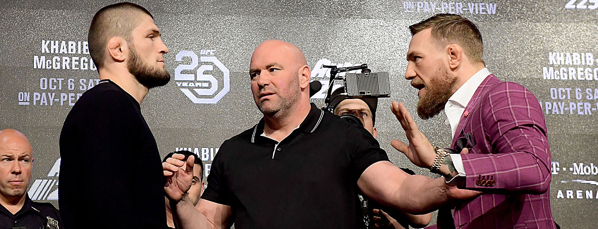 Khabib Nurmagomedov (l.) und Conor McGregor auf der PK.